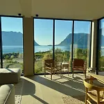 Lyngvaer Seabreeze - Jacuzzi & Sauna - No 29